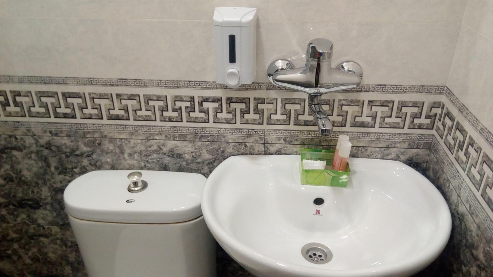 Hotel Isani Τυφλίδα Δωμάτιο φωτογραφία